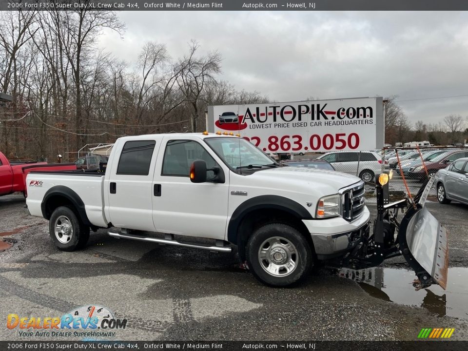 2006 Ford F350 Super Duty XL Crew Cab 4x4 Oxford White / Medium Flint Photo #1