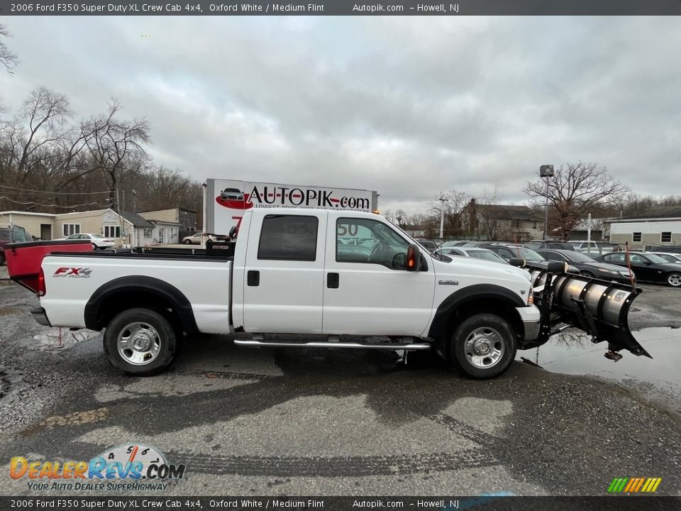 2006 Ford F350 Super Duty XL Crew Cab 4x4 Oxford White / Medium Flint Photo #2