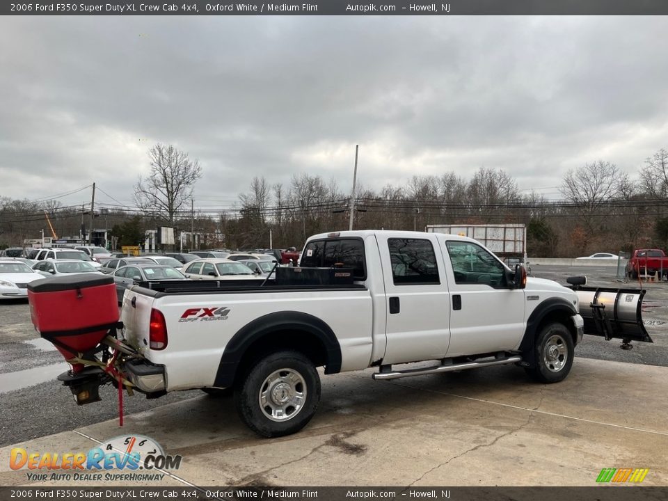 2006 Ford F350 Super Duty XL Crew Cab 4x4 Oxford White / Medium Flint Photo #3