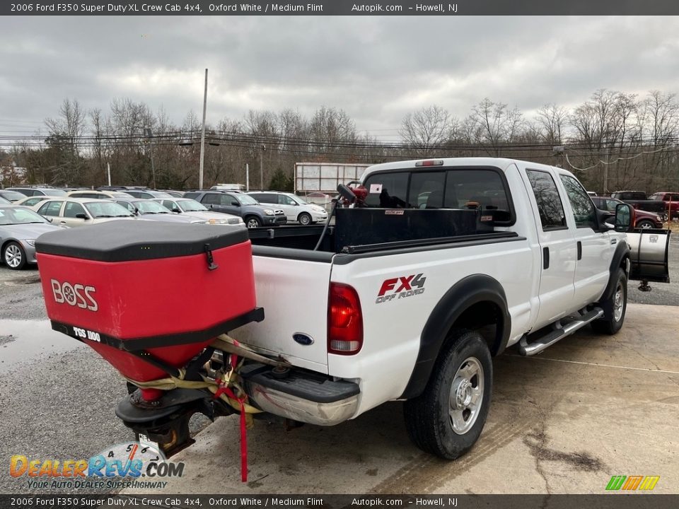 2006 Ford F350 Super Duty XL Crew Cab 4x4 Oxford White / Medium Flint Photo #4