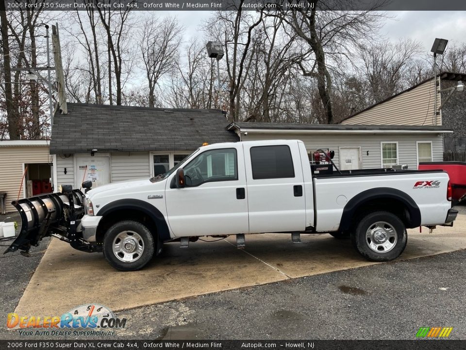 2006 Ford F350 Super Duty XL Crew Cab 4x4 Oxford White / Medium Flint Photo #8