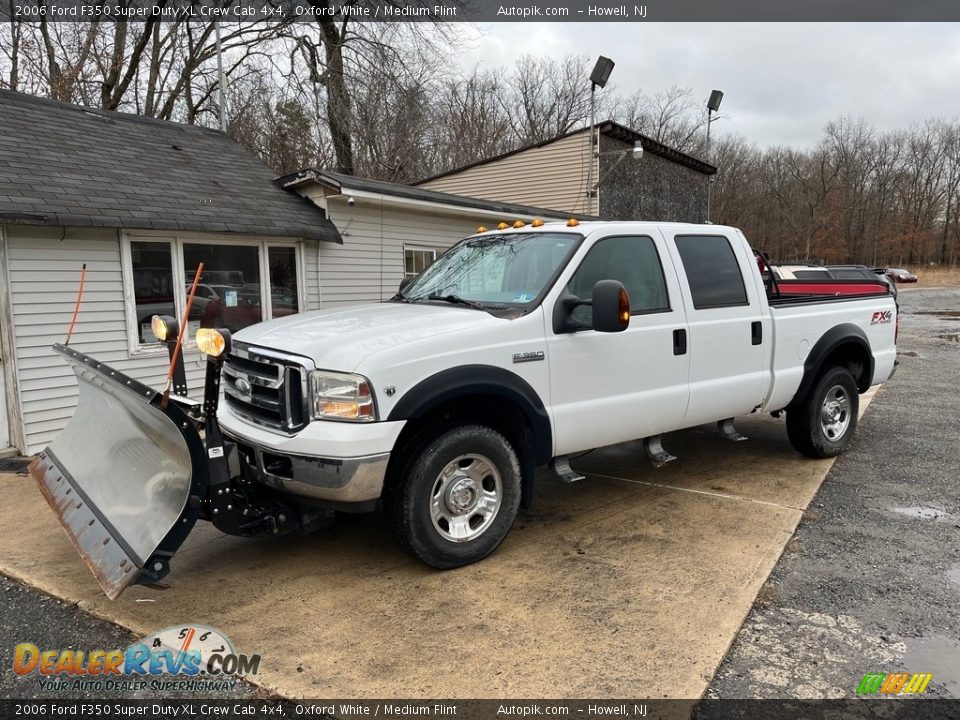 Front 3/4 View of 2006 Ford F350 Super Duty XL Crew Cab 4x4 Photo #10