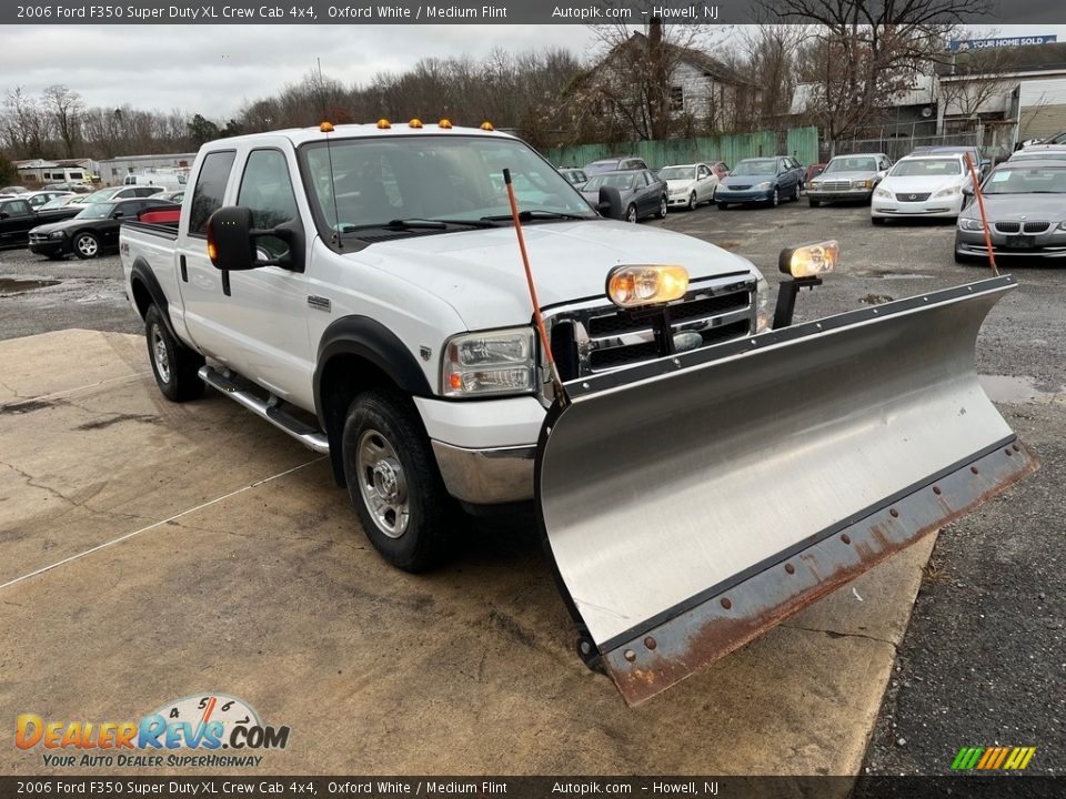 2006 Ford F350 Super Duty XL Crew Cab 4x4 Oxford White / Medium Flint Photo #11