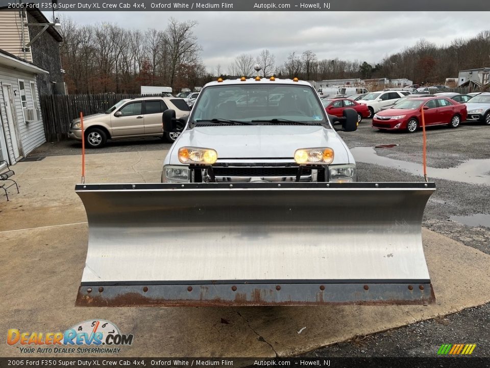 2006 Ford F350 Super Duty XL Crew Cab 4x4 Oxford White / Medium Flint Photo #12