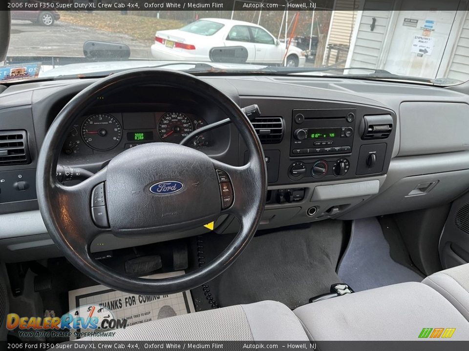 2006 Ford F350 Super Duty XL Crew Cab 4x4 Oxford White / Medium Flint Photo #16