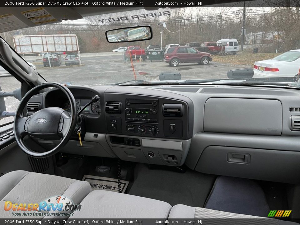 2006 Ford F350 Super Duty XL Crew Cab 4x4 Oxford White / Medium Flint Photo #18