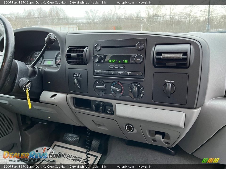 2006 Ford F350 Super Duty XL Crew Cab 4x4 Oxford White / Medium Flint Photo #19