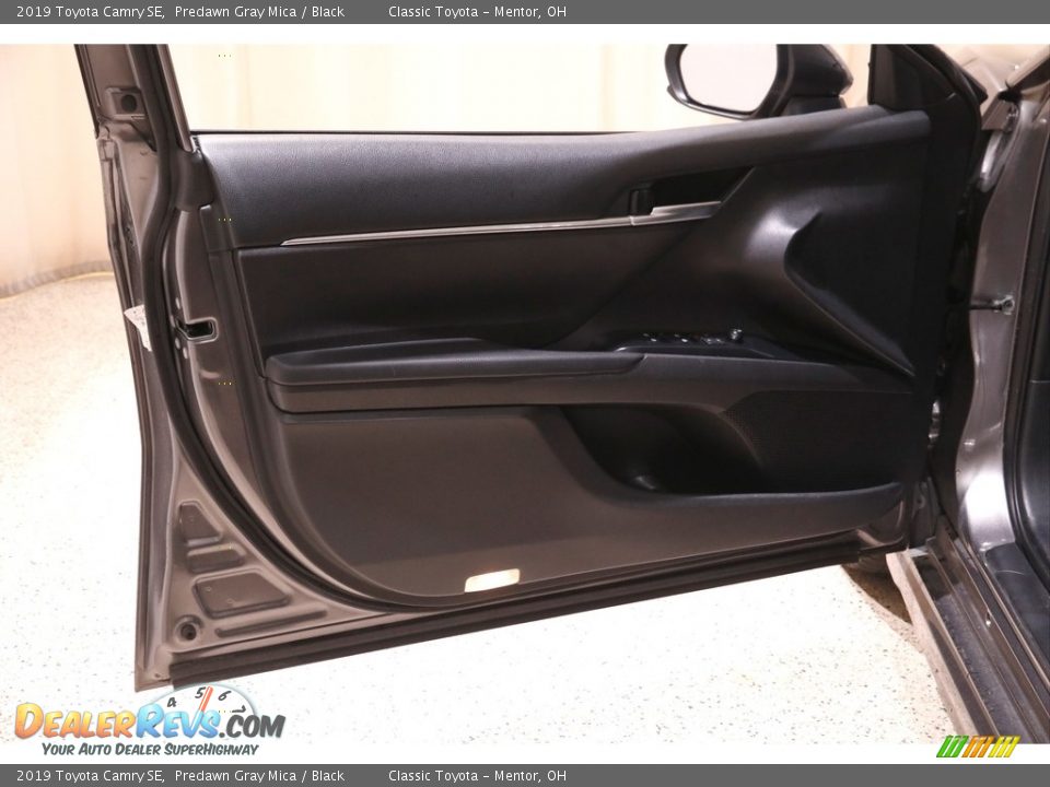 2019 Toyota Camry SE Predawn Gray Mica / Black Photo #4
