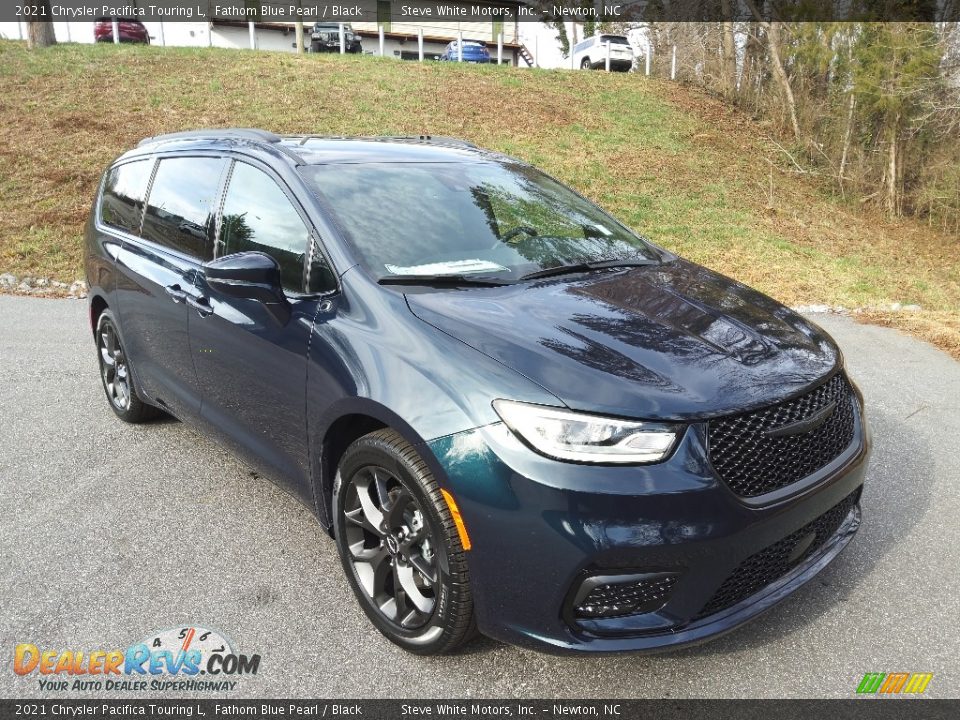 Front 3/4 View of 2021 Chrysler Pacifica Touring L Photo #4