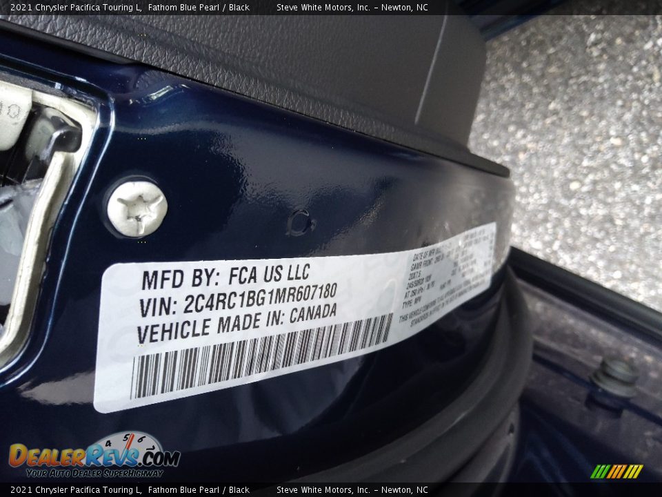 2021 Chrysler Pacifica Touring L Fathom Blue Pearl / Black Photo #32