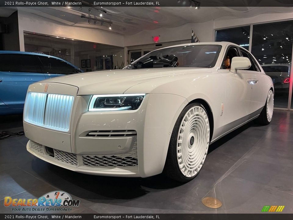 Front 3/4 View of 2021 Rolls-Royce Ghost  Photo #3