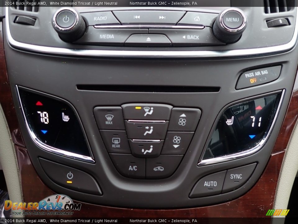 Controls of 2014 Buick Regal AWD Photo #24
