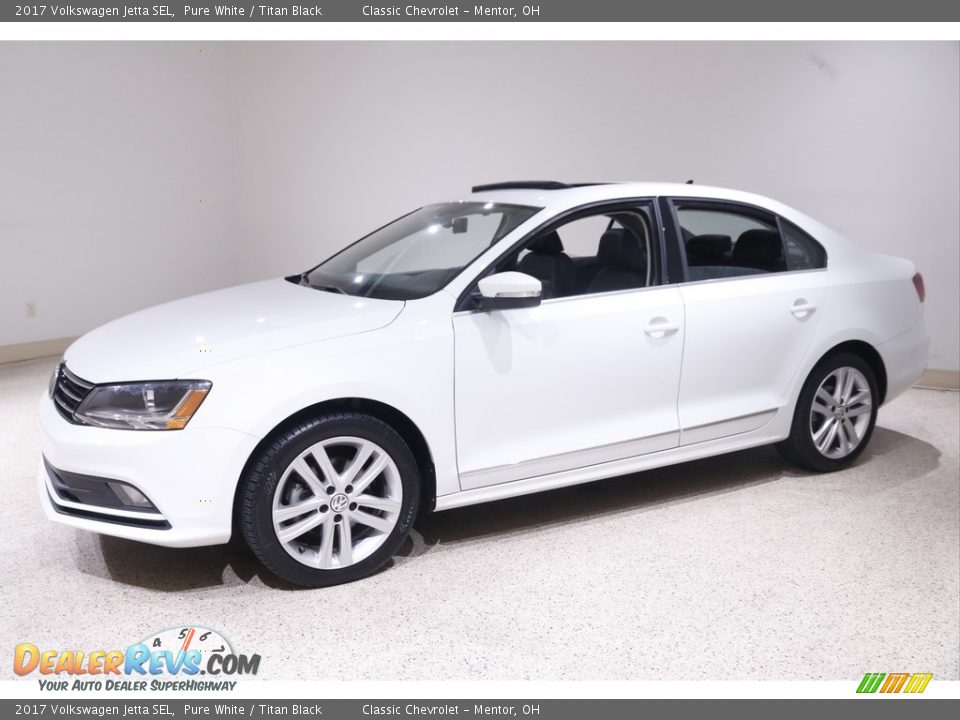 Front 3/4 View of 2017 Volkswagen Jetta SEL Photo #3