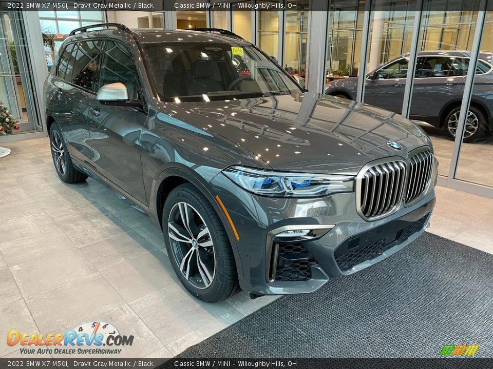 Front 3/4 View of 2022 BMW X7 M50i Photo #1