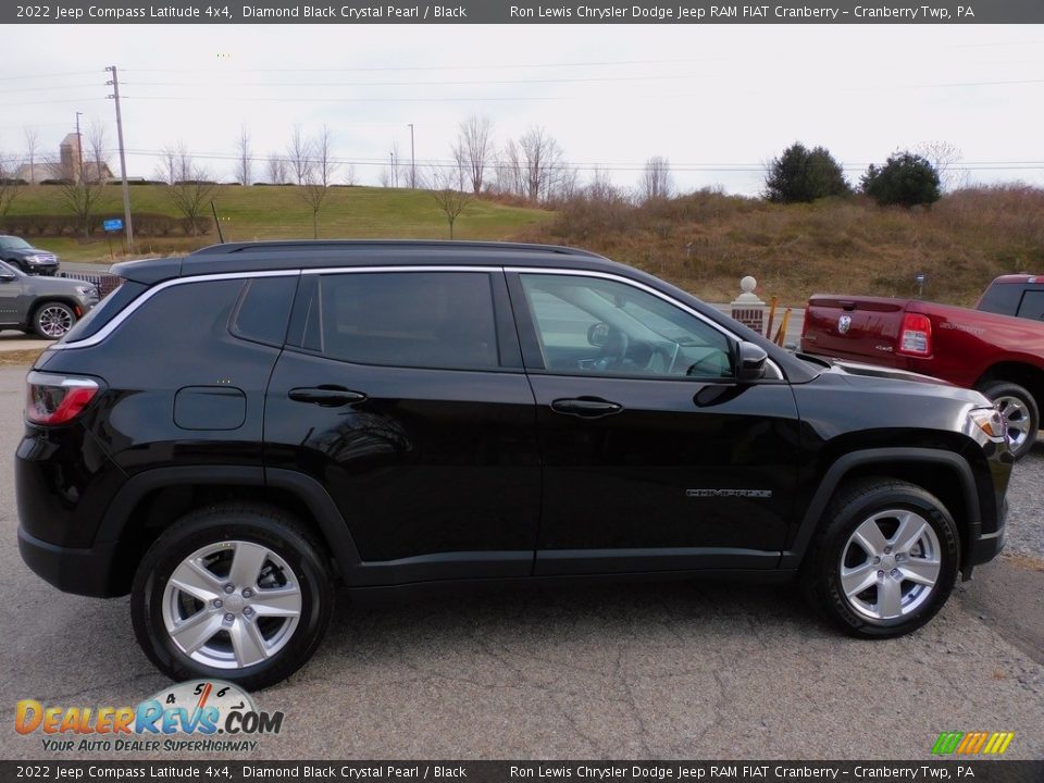2022 Jeep Compass Latitude 4x4 Diamond Black Crystal Pearl / Black Photo #4