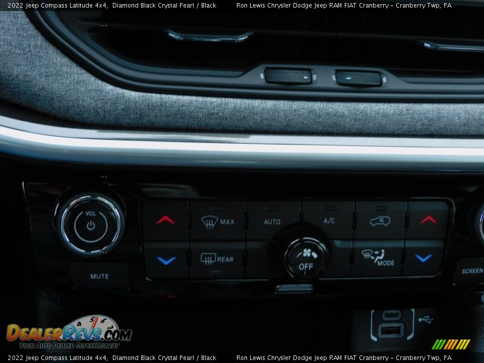 2022 Jeep Compass Latitude 4x4 Diamond Black Crystal Pearl / Black Photo #17