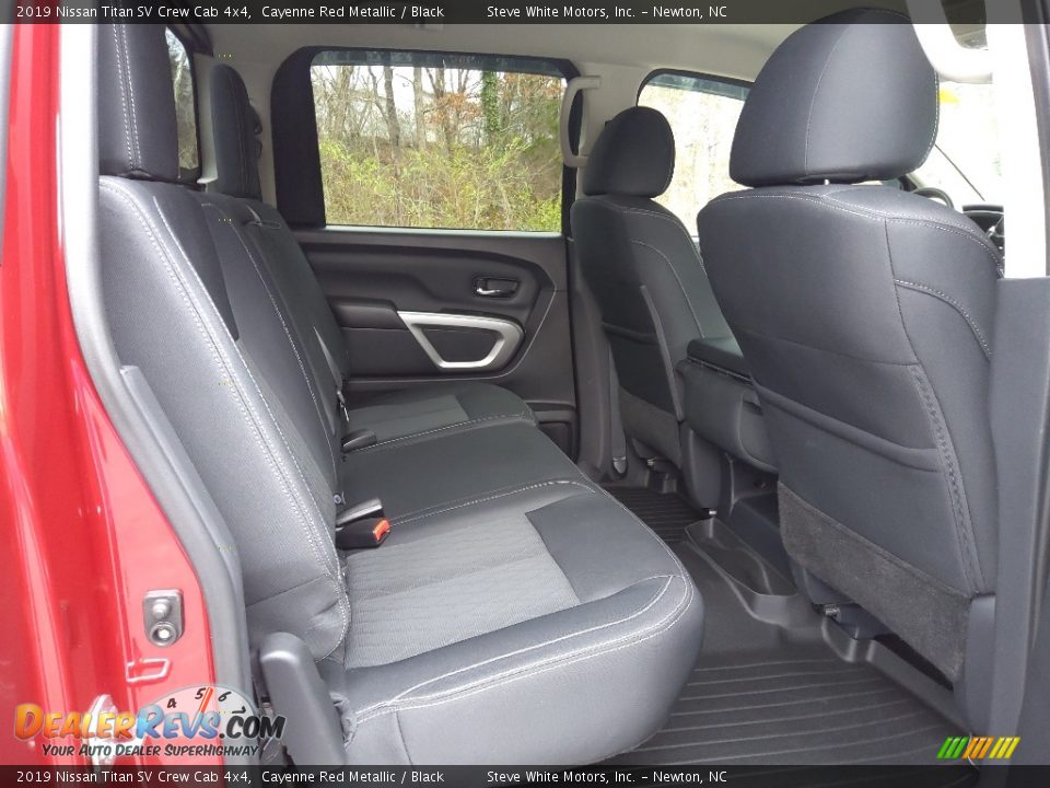 2019 Nissan Titan SV Crew Cab 4x4 Cayenne Red Metallic / Black Photo #18