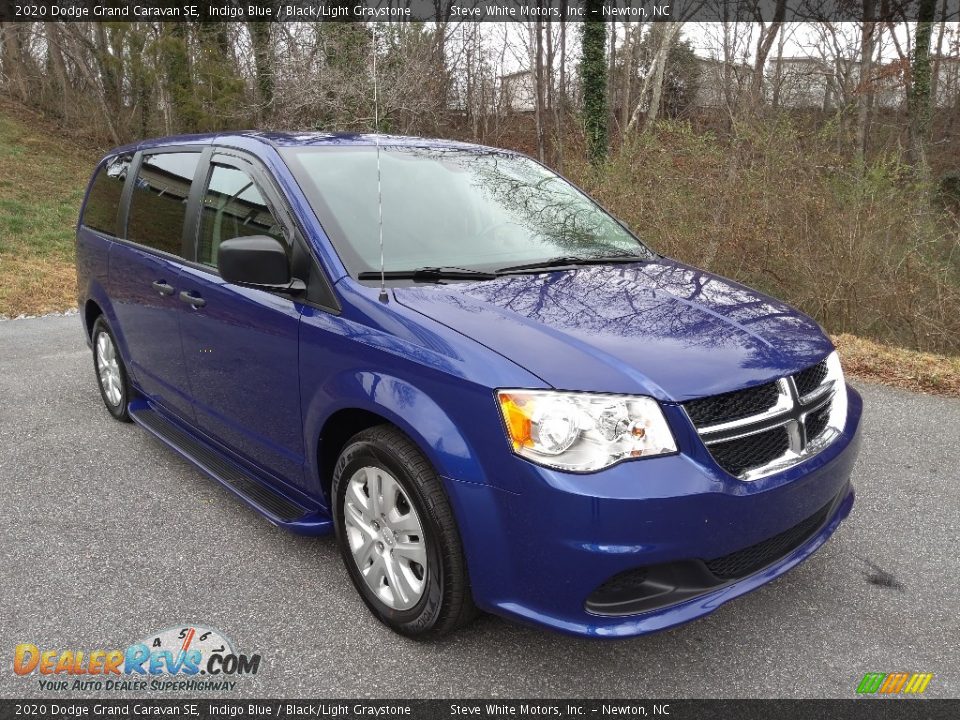 Front 3/4 View of 2020 Dodge Grand Caravan SE Photo #5