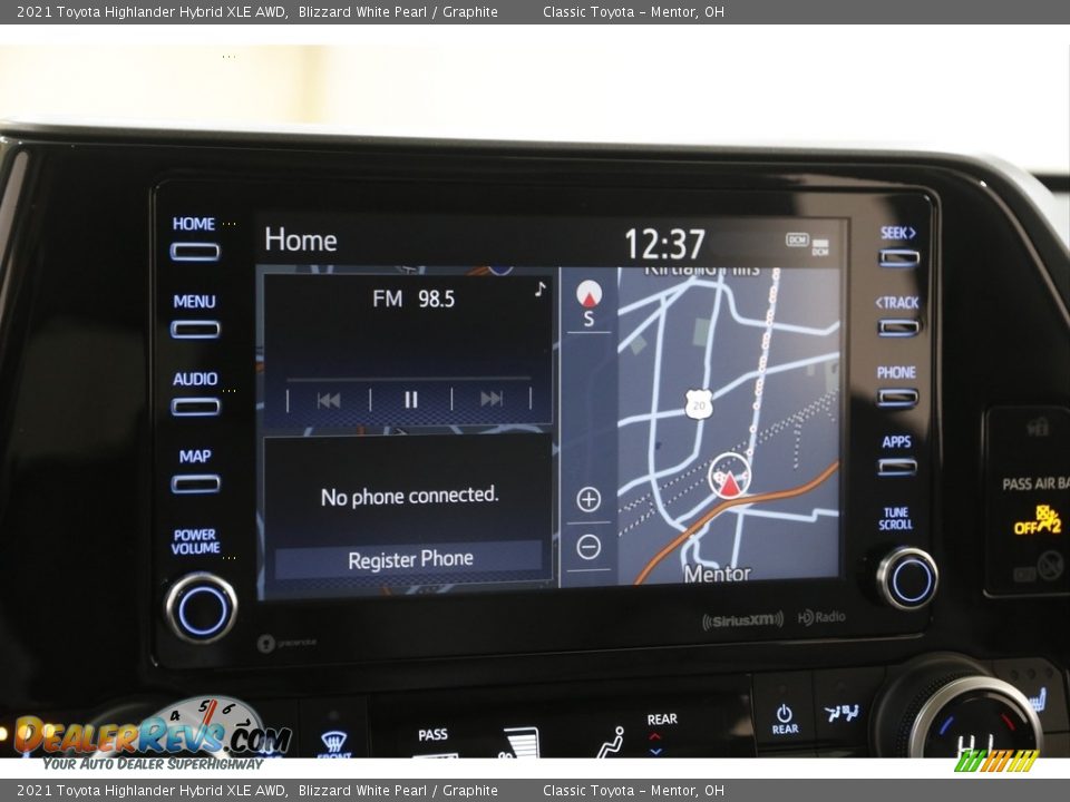 2021 Toyota Highlander Hybrid XLE AWD Blizzard White Pearl / Graphite Photo #10