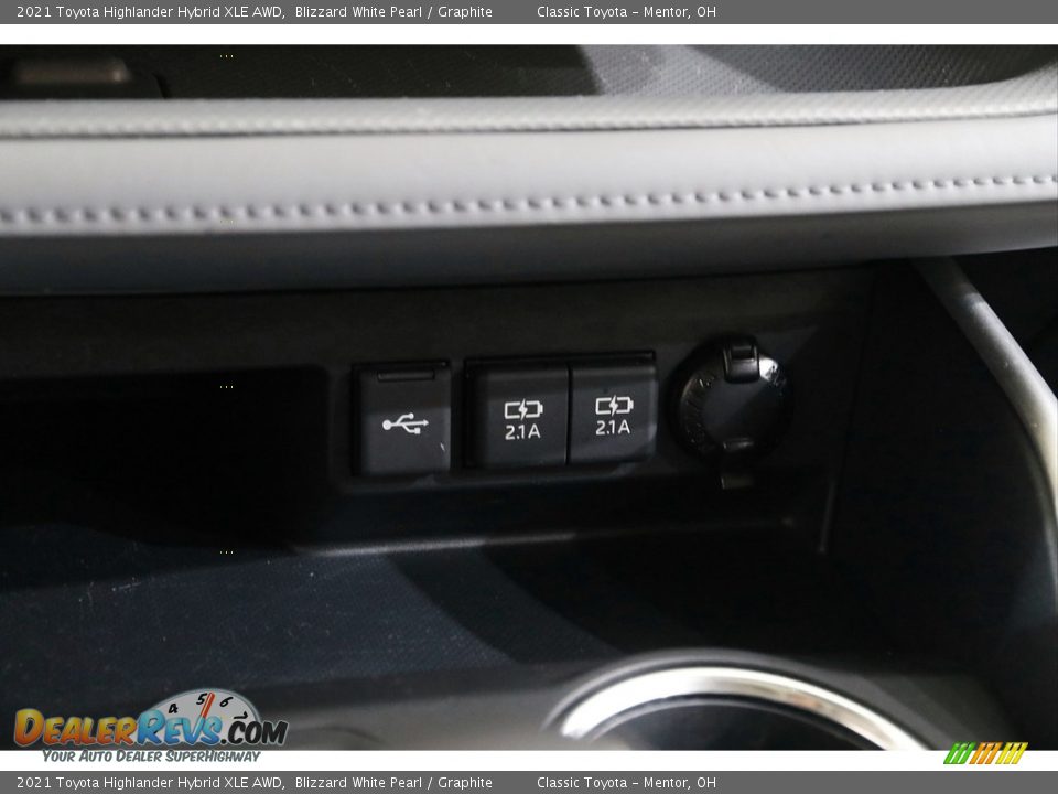 2021 Toyota Highlander Hybrid XLE AWD Blizzard White Pearl / Graphite Photo #13