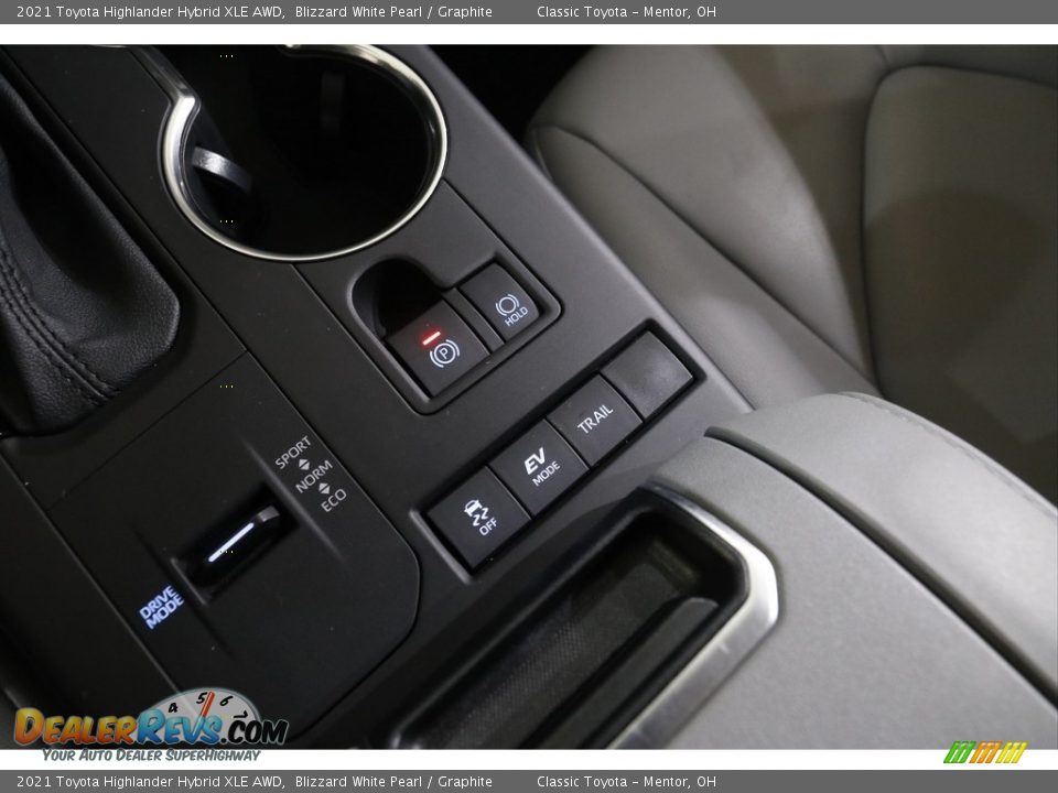 2021 Toyota Highlander Hybrid XLE AWD Blizzard White Pearl / Graphite Photo #15
