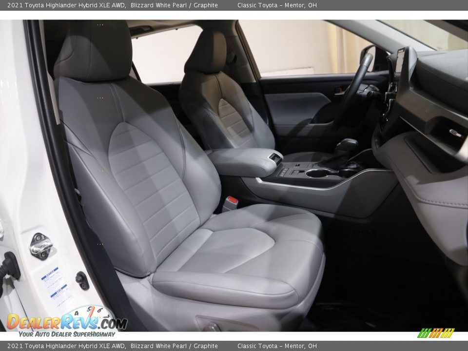 2021 Toyota Highlander Hybrid XLE AWD Blizzard White Pearl / Graphite Photo #16