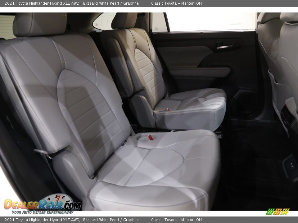 2021 Toyota Highlander Hybrid XLE AWD Blizzard White Pearl / Graphite Photo #17