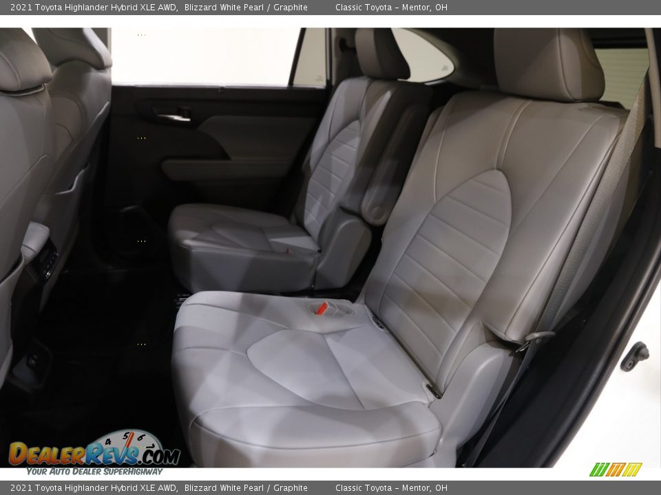 2021 Toyota Highlander Hybrid XLE AWD Blizzard White Pearl / Graphite Photo #18