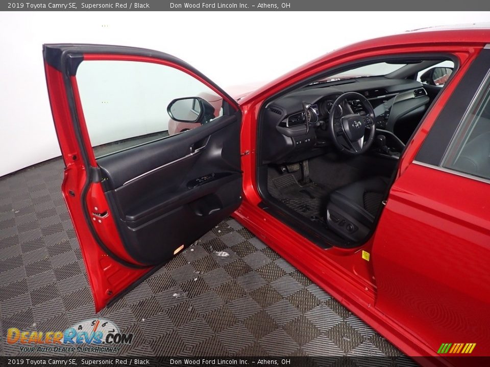 2019 Toyota Camry SE Supersonic Red / Black Photo #21