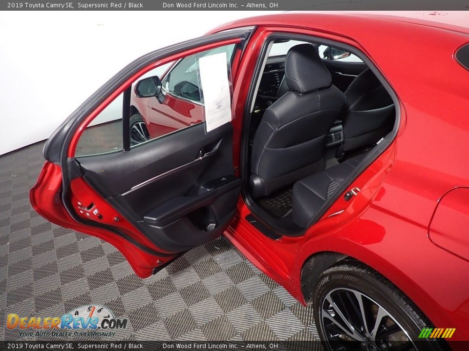 2019 Toyota Camry SE Supersonic Red / Black Photo #35