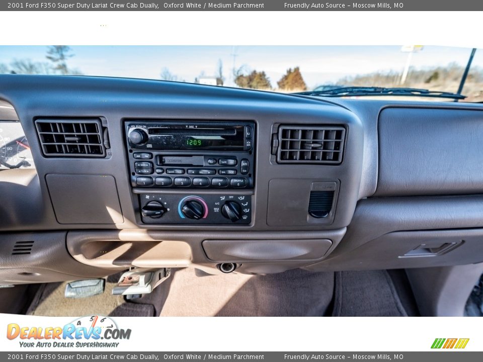 Controls of 2001 Ford F350 Super Duty Lariat Crew Cab Dually Photo #27