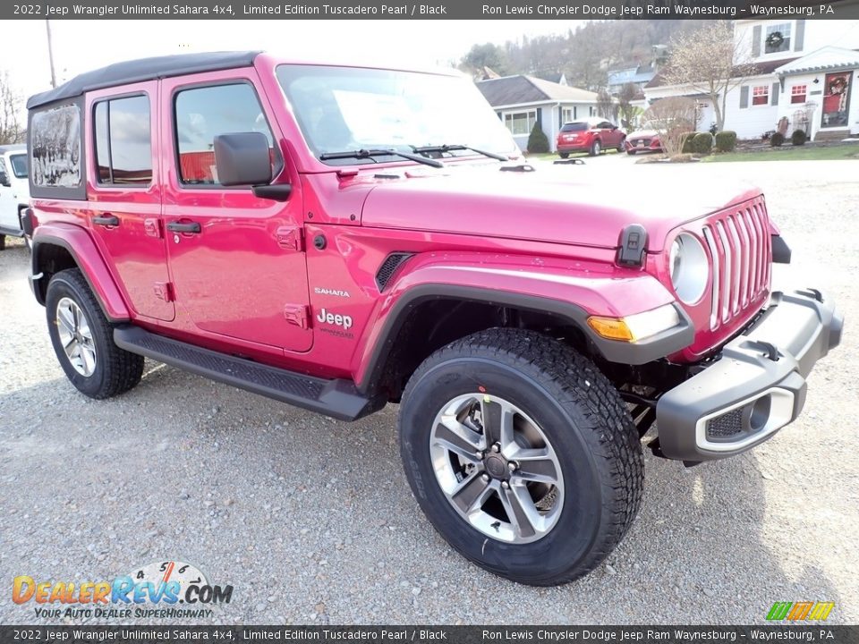 Front 3/4 View of 2022 Jeep Wrangler Unlimited Sahara 4x4 Photo #9