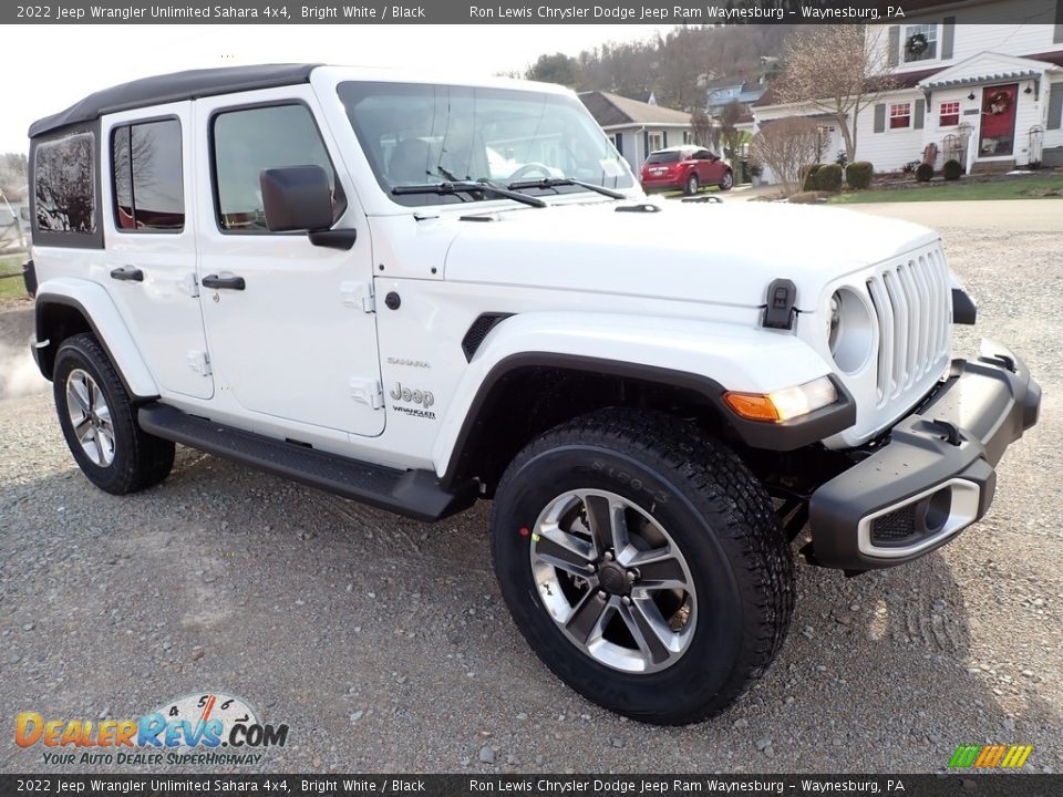 Front 3/4 View of 2022 Jeep Wrangler Unlimited Sahara 4x4 Photo #9