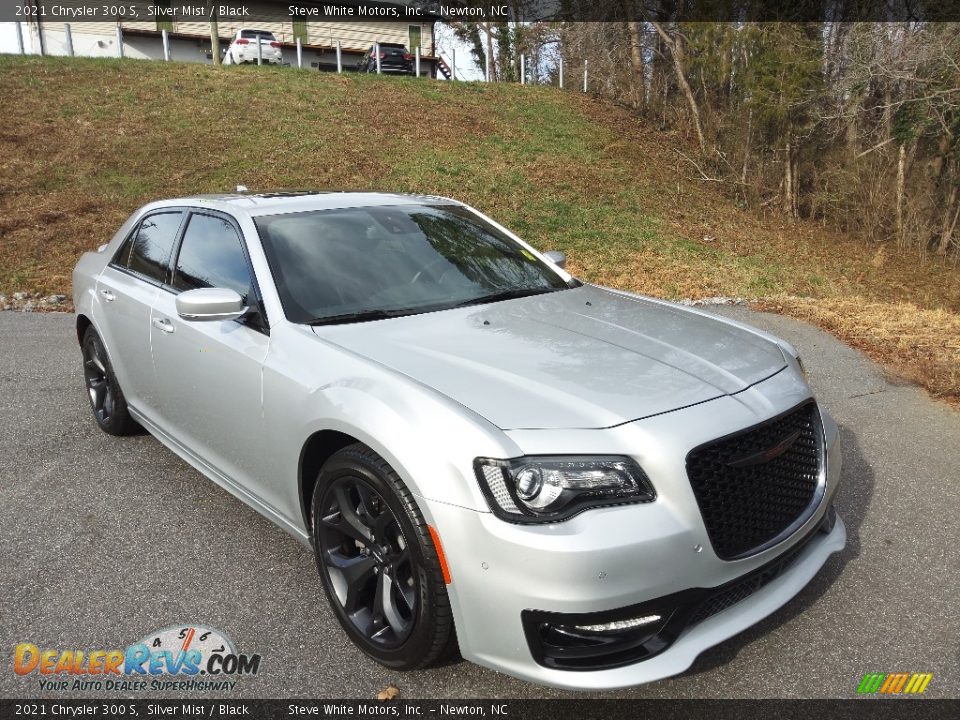 Front 3/4 View of 2021 Chrysler 300 S Photo #5