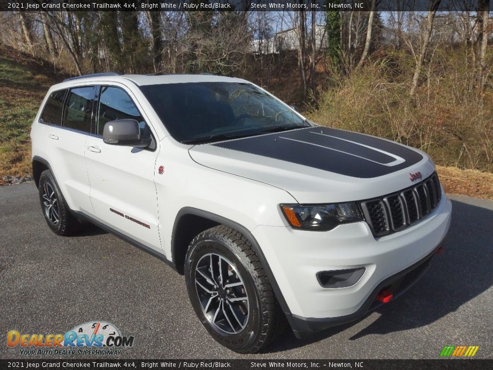 Front 3/4 View of 2021 Jeep Grand Cherokee Trailhawk 4x4 Photo #4