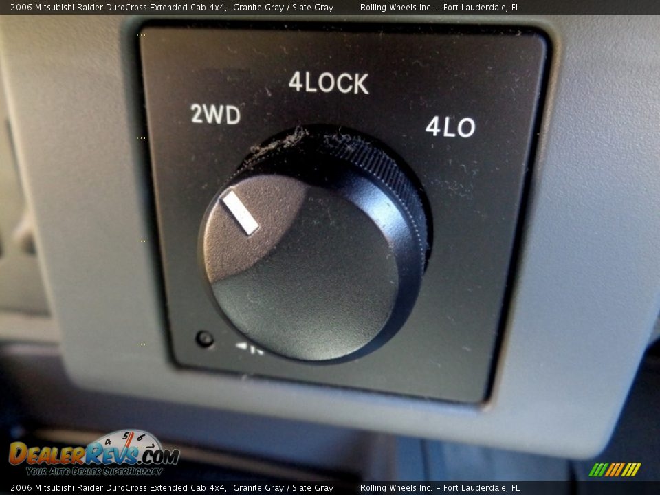 Controls of 2006 Mitsubishi Raider DuroCross Extended Cab 4x4 Photo #2