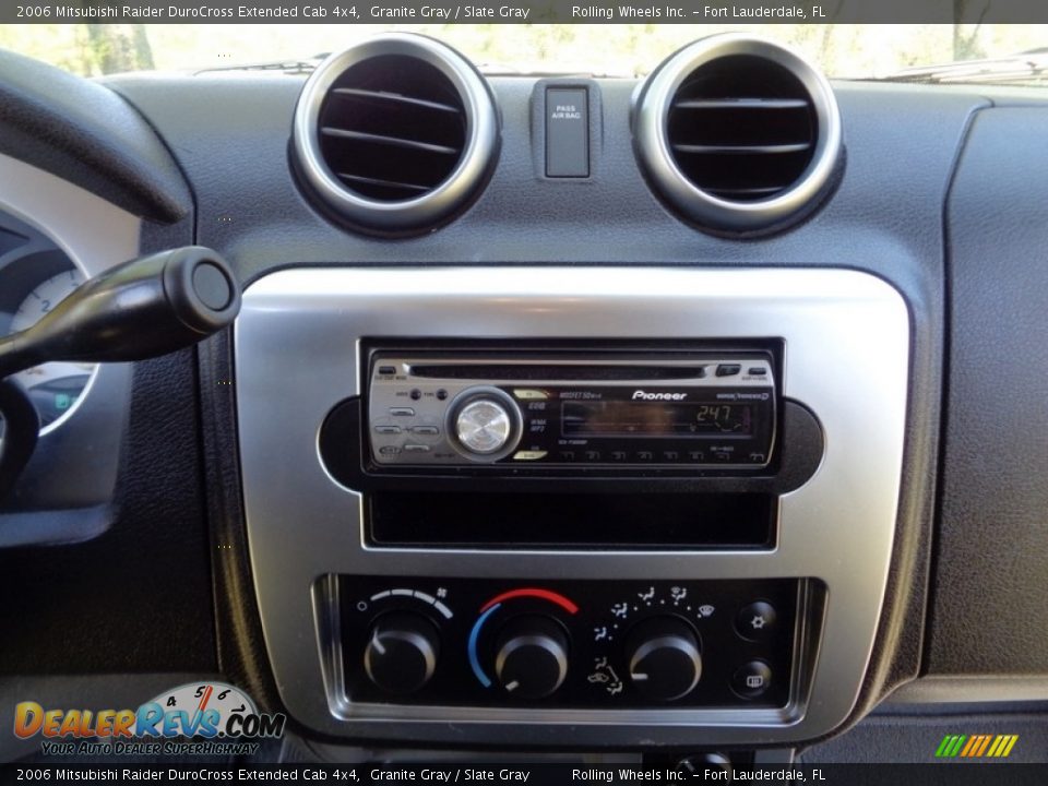 Controls of 2006 Mitsubishi Raider DuroCross Extended Cab 4x4 Photo #23