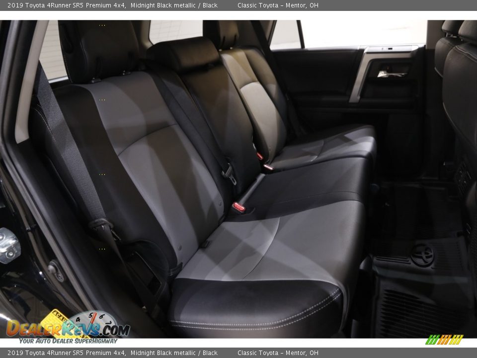 2019 Toyota 4Runner SR5 Premium 4x4 Midnight Black metallic / Black Photo #16