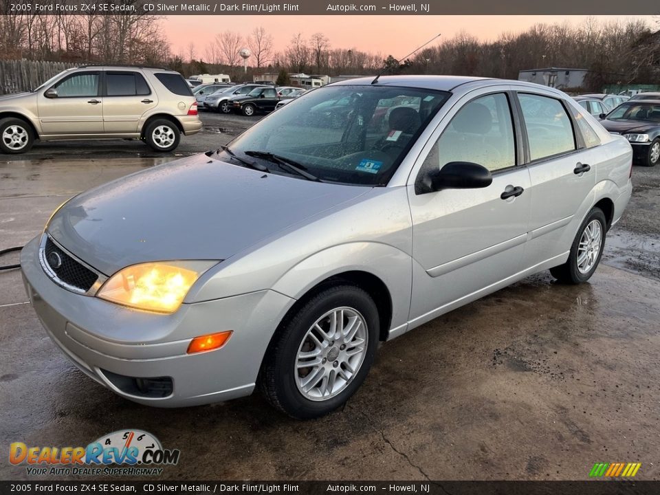 2005 Ford Focus ZX4 SE Sedan CD Silver Metallic / Dark Flint/Light Flint Photo #2