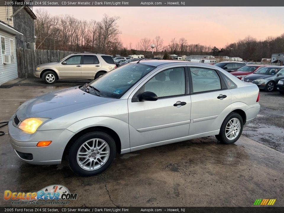 2005 Ford Focus ZX4 SE Sedan CD Silver Metallic / Dark Flint/Light Flint Photo #3