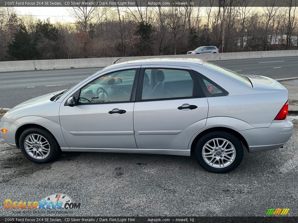 2005 Ford Focus ZX4 SE Sedan CD Silver Metallic / Dark Flint/Light Flint Photo #4