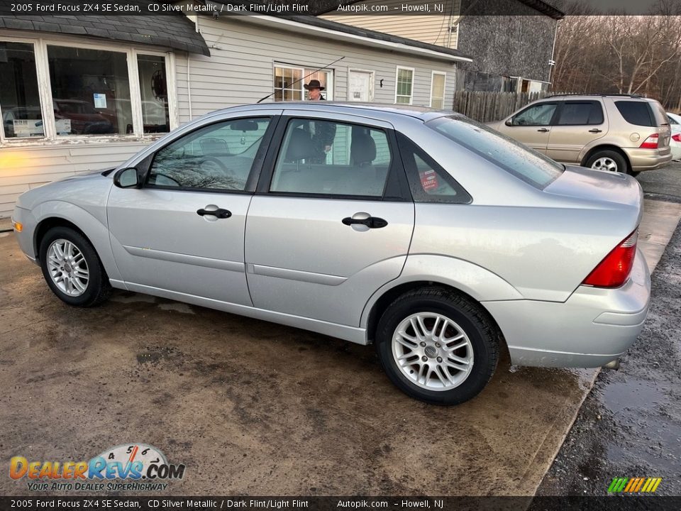 2005 Ford Focus ZX4 SE Sedan CD Silver Metallic / Dark Flint/Light Flint Photo #5