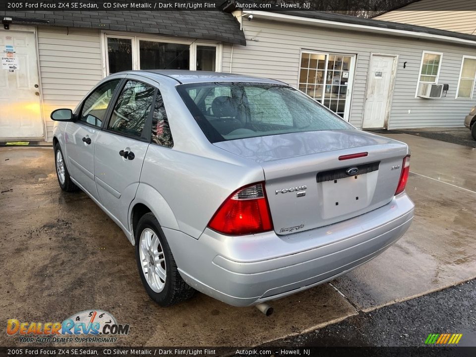 2005 Ford Focus ZX4 SE Sedan CD Silver Metallic / Dark Flint/Light Flint Photo #6