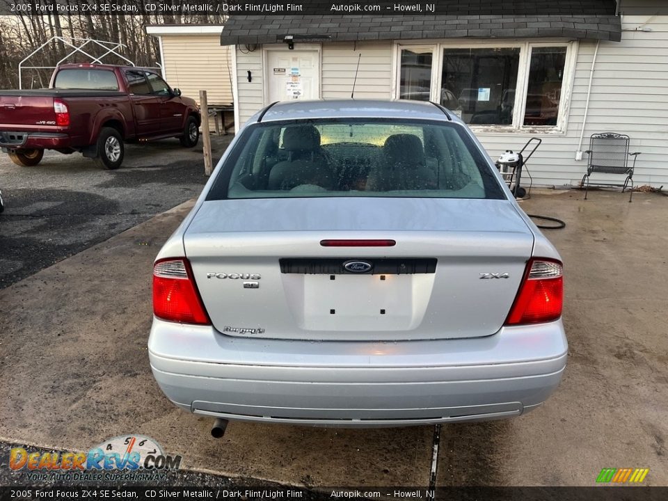 2005 Ford Focus ZX4 SE Sedan CD Silver Metallic / Dark Flint/Light Flint Photo #7