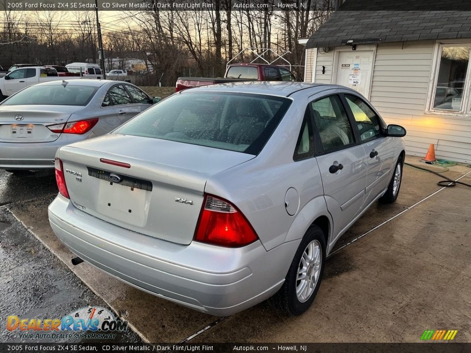 2005 Ford Focus ZX4 SE Sedan CD Silver Metallic / Dark Flint/Light Flint Photo #8