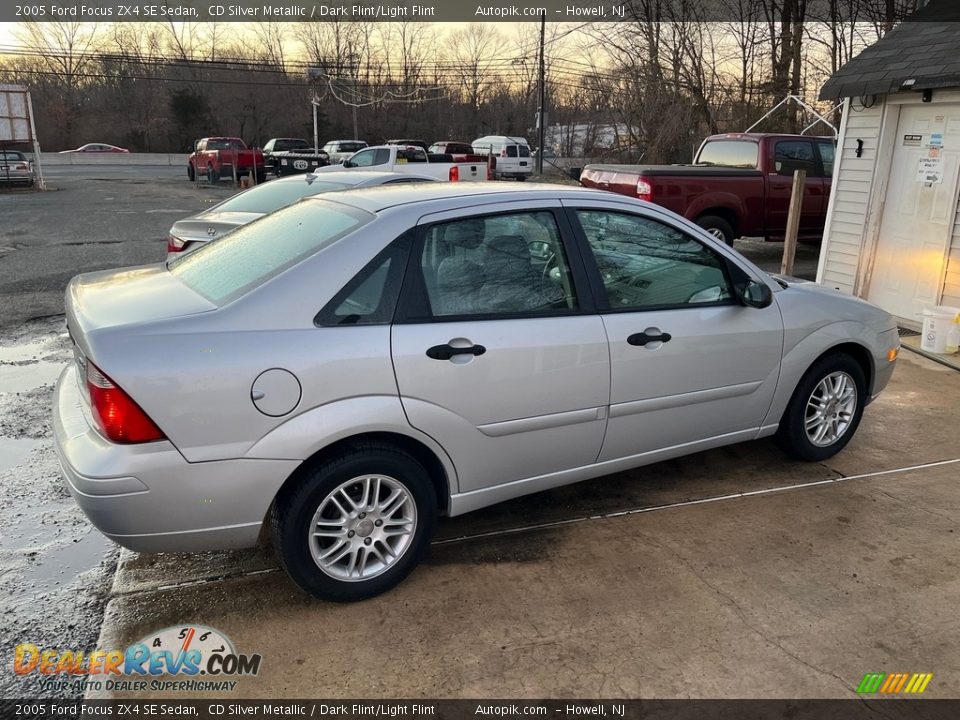 2005 Ford Focus ZX4 SE Sedan CD Silver Metallic / Dark Flint/Light Flint Photo #9