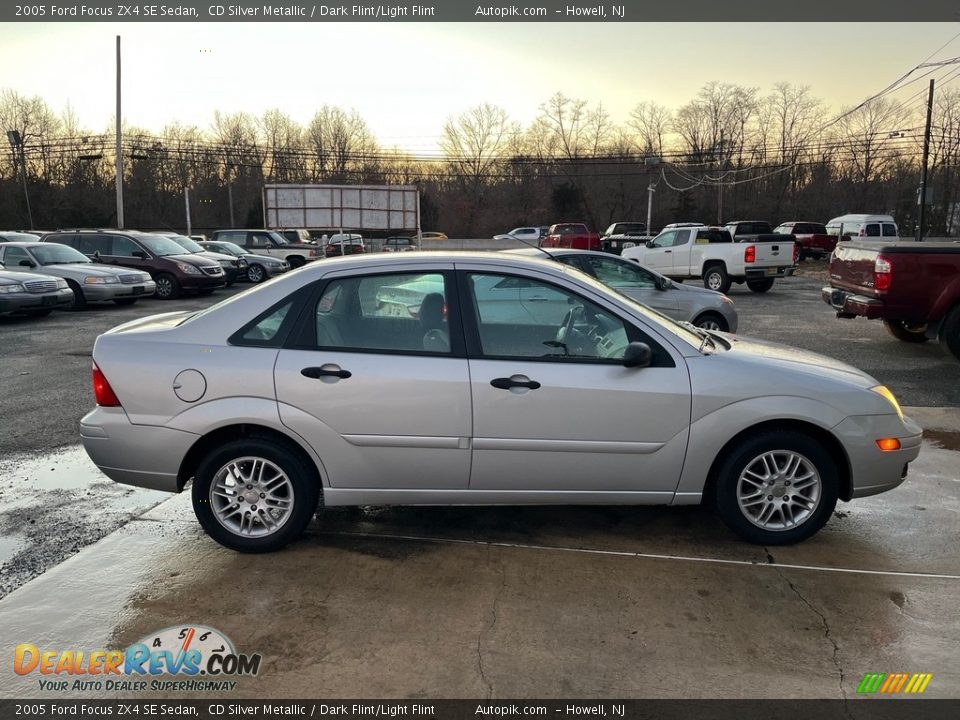 2005 Ford Focus ZX4 SE Sedan CD Silver Metallic / Dark Flint/Light Flint Photo #10