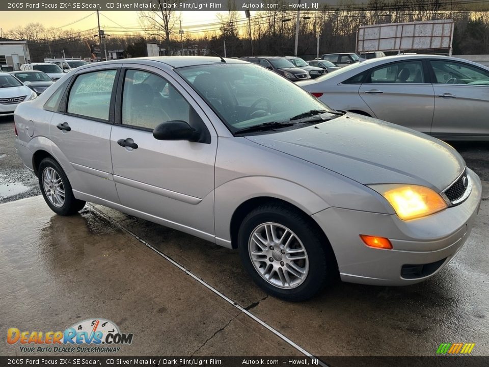 2005 Ford Focus ZX4 SE Sedan CD Silver Metallic / Dark Flint/Light Flint Photo #11