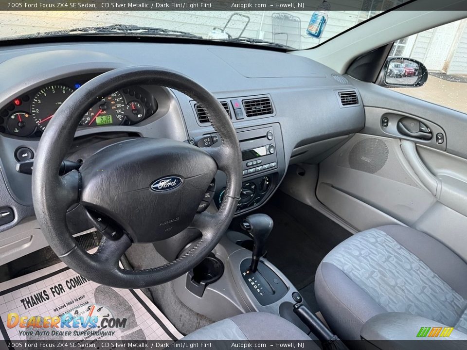 2005 Ford Focus ZX4 SE Sedan CD Silver Metallic / Dark Flint/Light Flint Photo #17