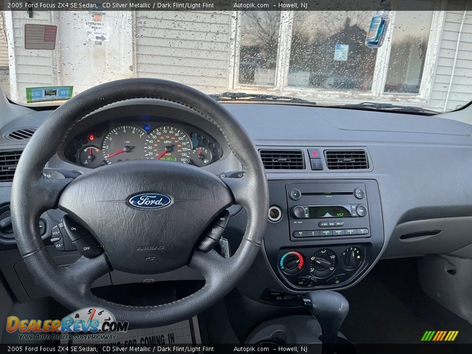 2005 Ford Focus ZX4 SE Sedan CD Silver Metallic / Dark Flint/Light Flint Photo #18